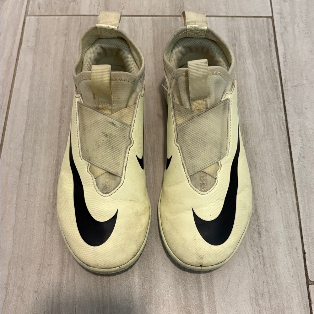 Nike Air Zoom indoor soccer Sneakers in Cream and Black